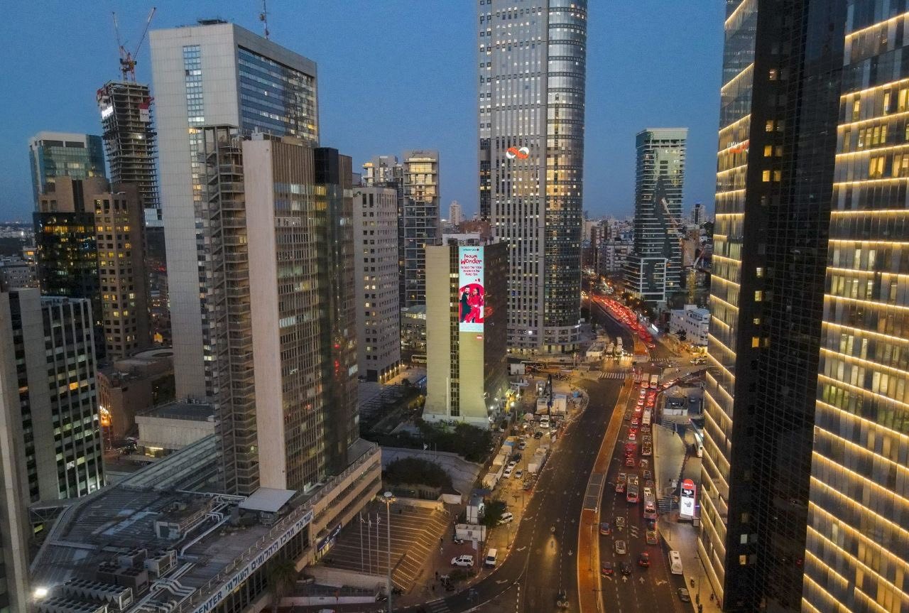 מגדלי הבורסה ברמת גן בשעת בין הערביים, אזור העסקים שבו ממוקמים משרדי החברה